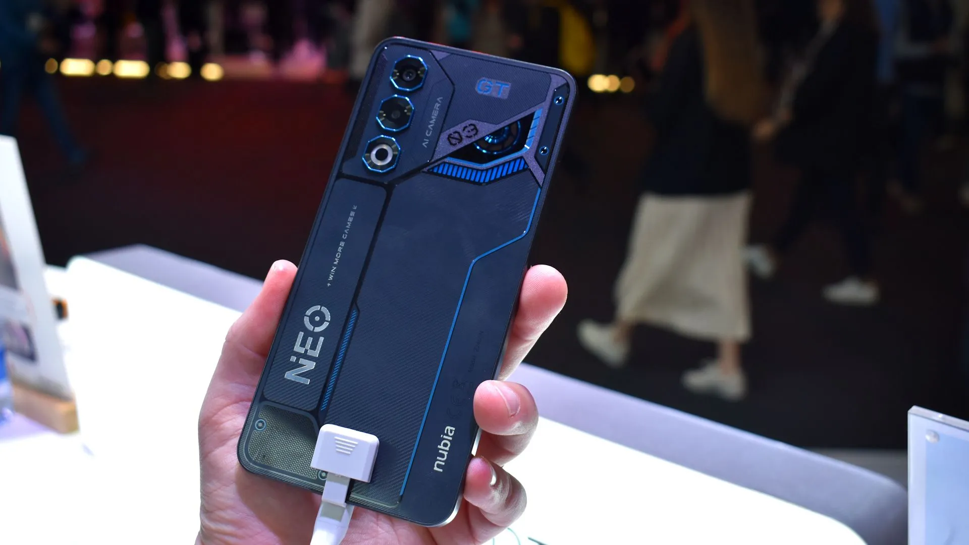 Mặt lưng màu đen và xanh độc đáo của Nubia Neo 3 GT 5G tại MWC 2025.