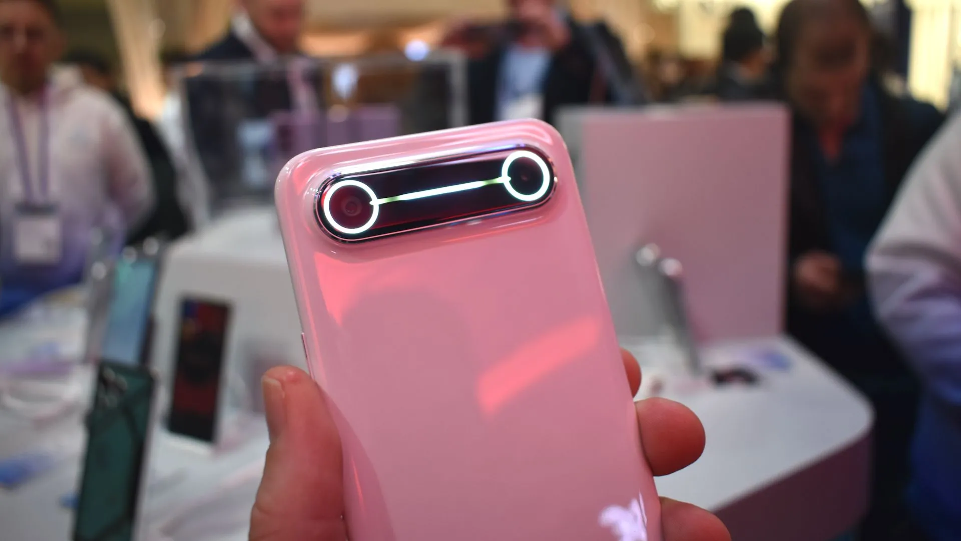 Mặt lưng và cụm camera của Tecno Spark Slim Concept tại sự kiện MWC 2025.