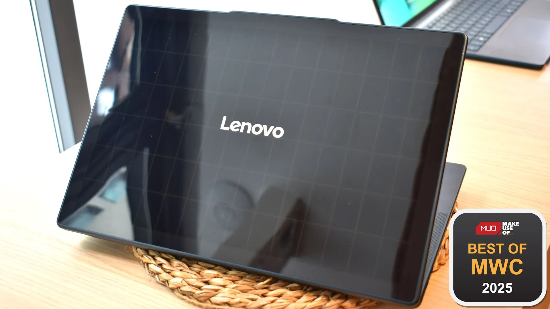 Mặt sau laptop Lenovo Yoga Solar PC trưng bày tại MWC 2025, cho thấy tấm sạc năng lượng mặt trời.