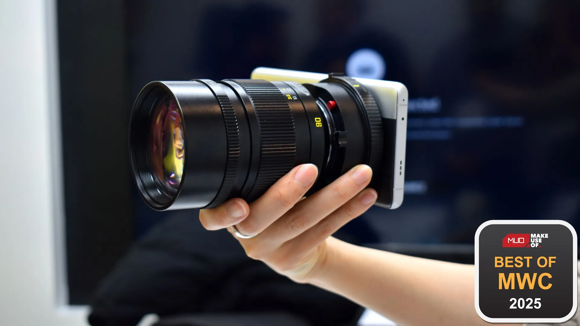 Mẫu smartphone ý tưởng Realme Ultra Concept với hệ thống gắn ống kính rời Leica M-Mount tại MWC 2025.