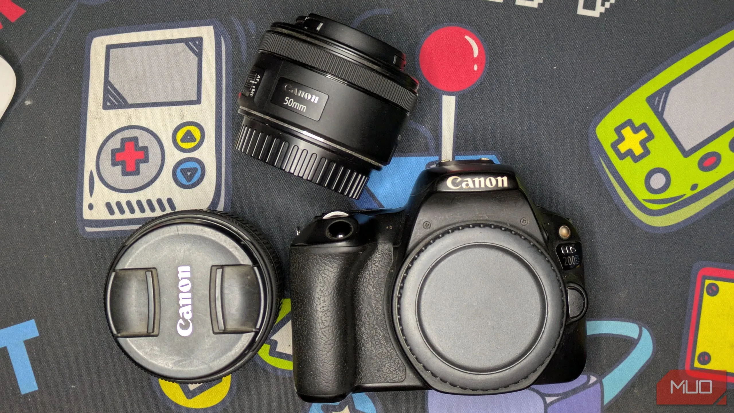 Máy ảnh Canon 200D cùng các ống kính 18-55mm và 50mm, biểu tượng cho khả năng nâng cấp không giới hạn