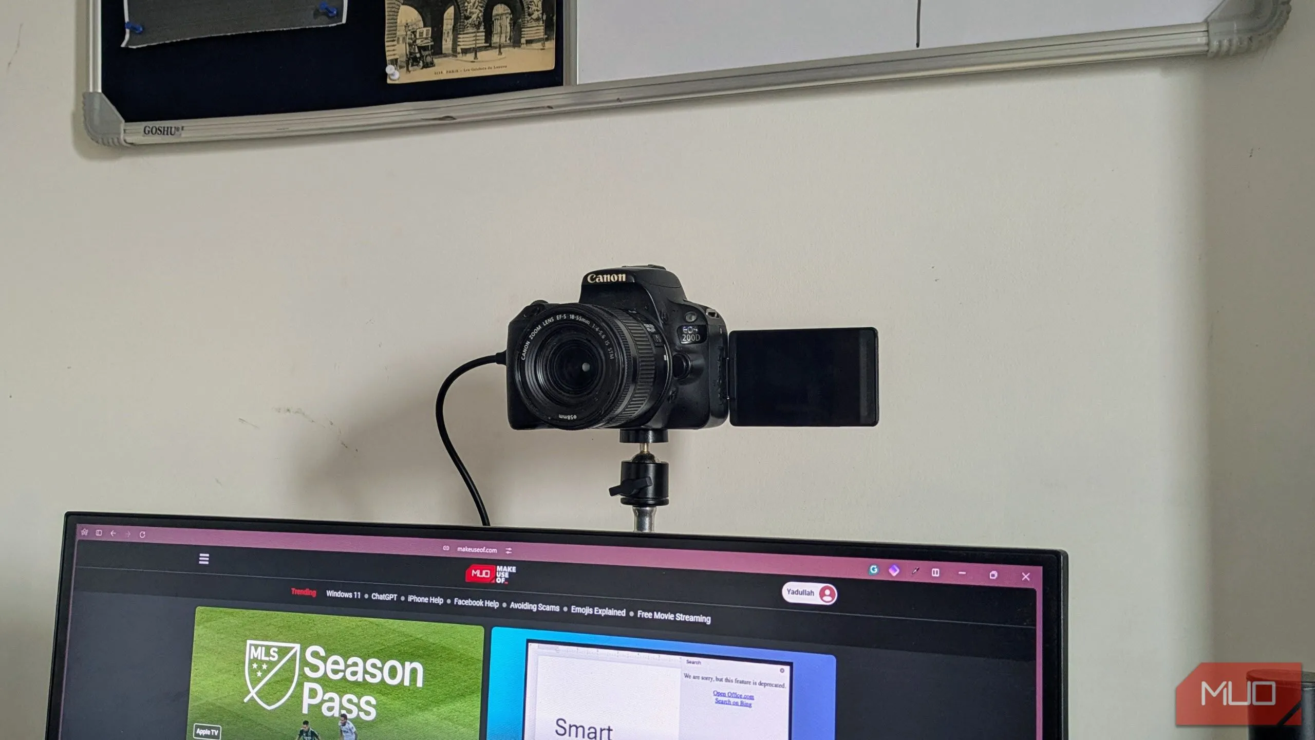 Máy ảnh Canon DSLR đang được sử dụng như một webcam, hiển thị hình ảnh trực tiếp lên màn hình.