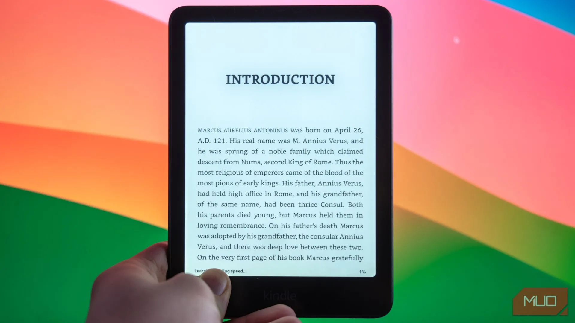 Máy đọc sách Amazon Kindle Paperwhite Signature Edition đặt trước màn hình máy tính, minh họa cho việc cập nhật và trải nghiệm tính năng Kindle Recaps mới.