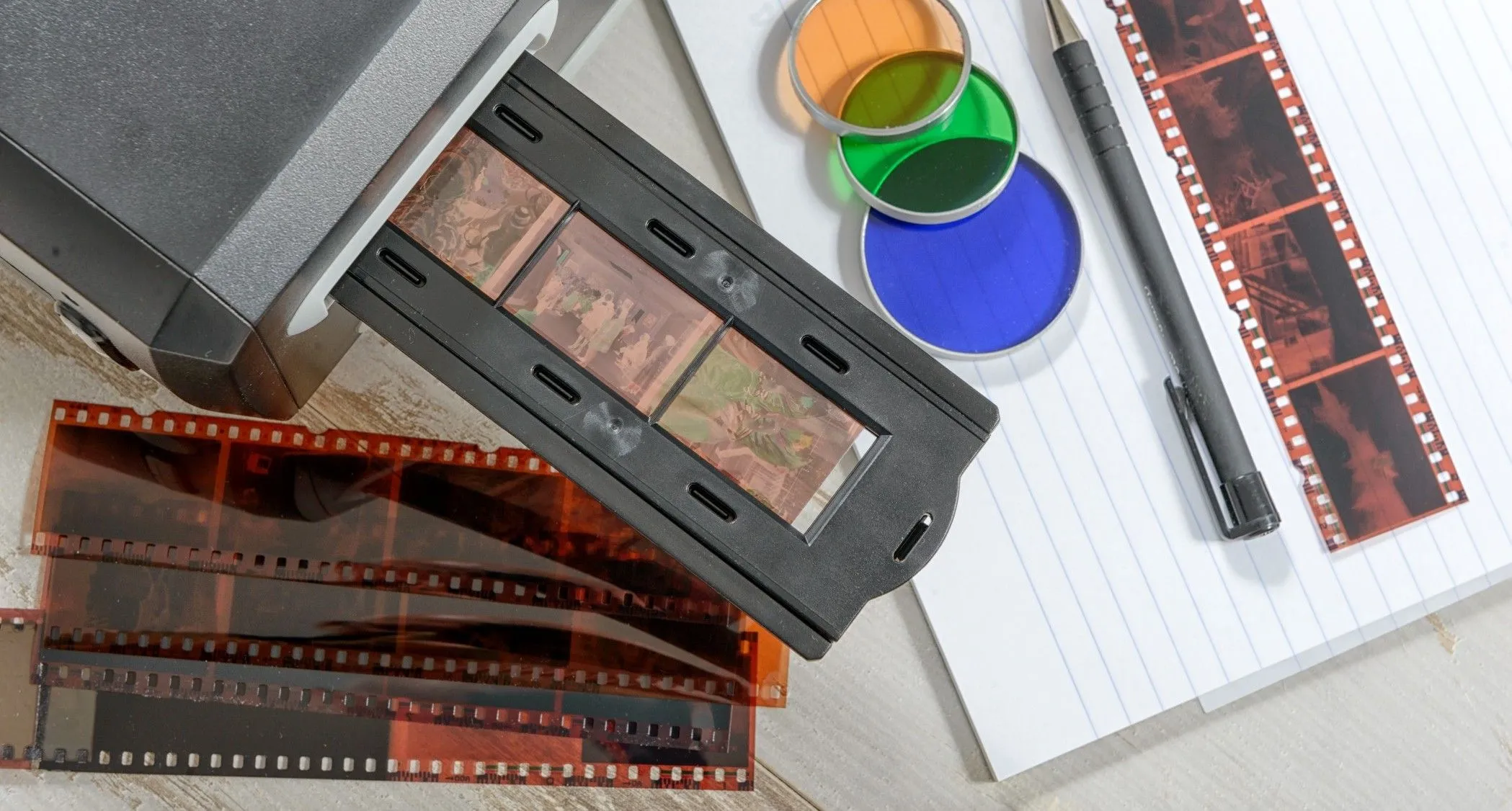 Máy scan chuyên dụng đang số hóa các cuộn film và slide ảnh cũ