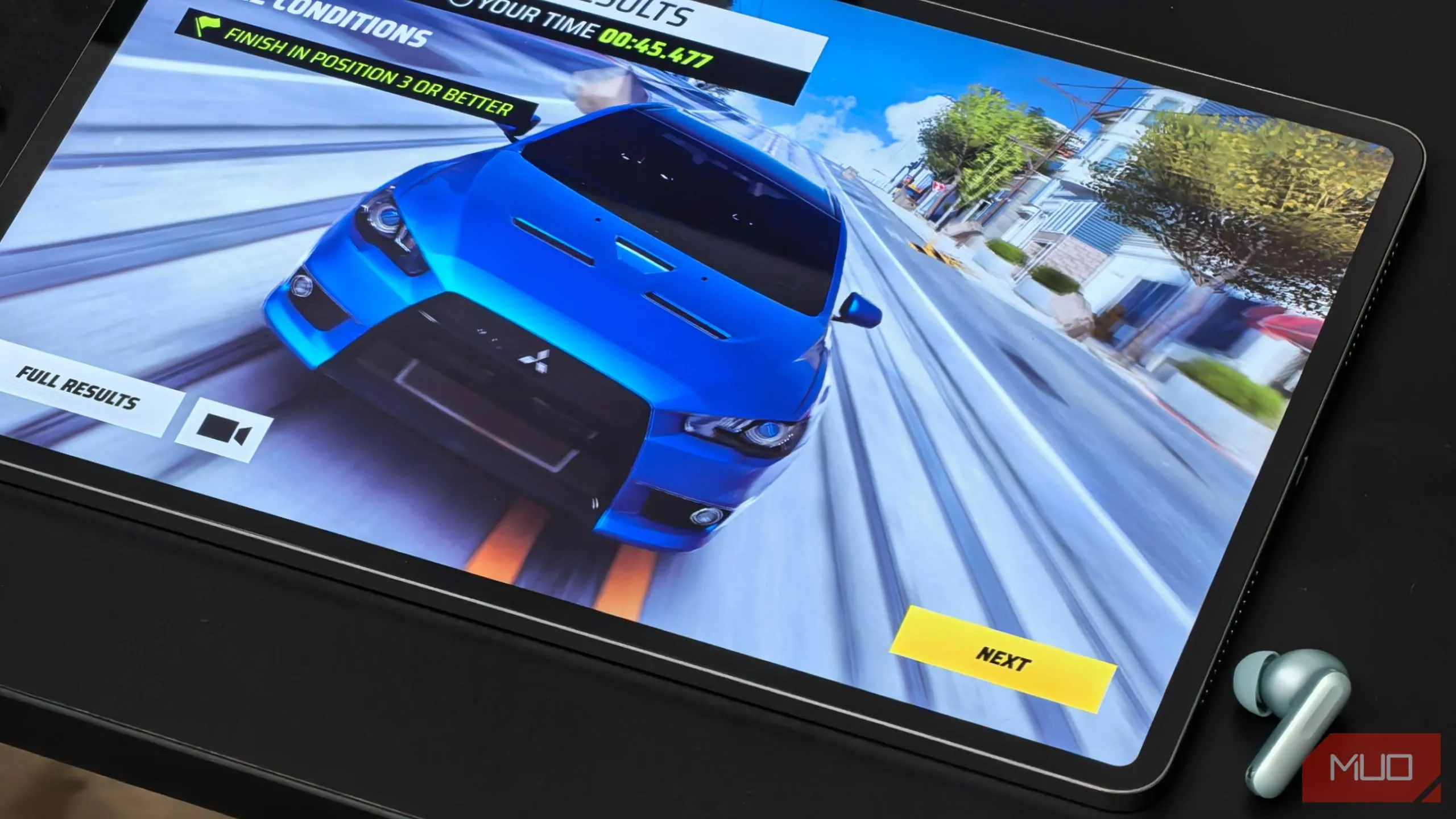 Máy tính bảng Infinix XPAD GT hiển thị game Asphalt 9, thể hiện hiệu năng của chip Snapdragon 888 cũ.
