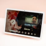 Máy tính bảng Pixel hiển thị màn hình chính với giao diện Android mở