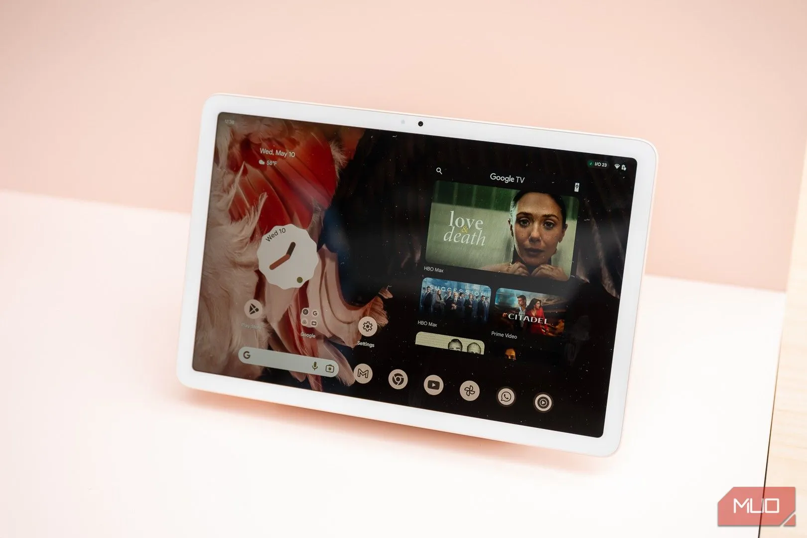 Máy tính bảng Pixel hiển thị màn hình chính với giao diện Android mở