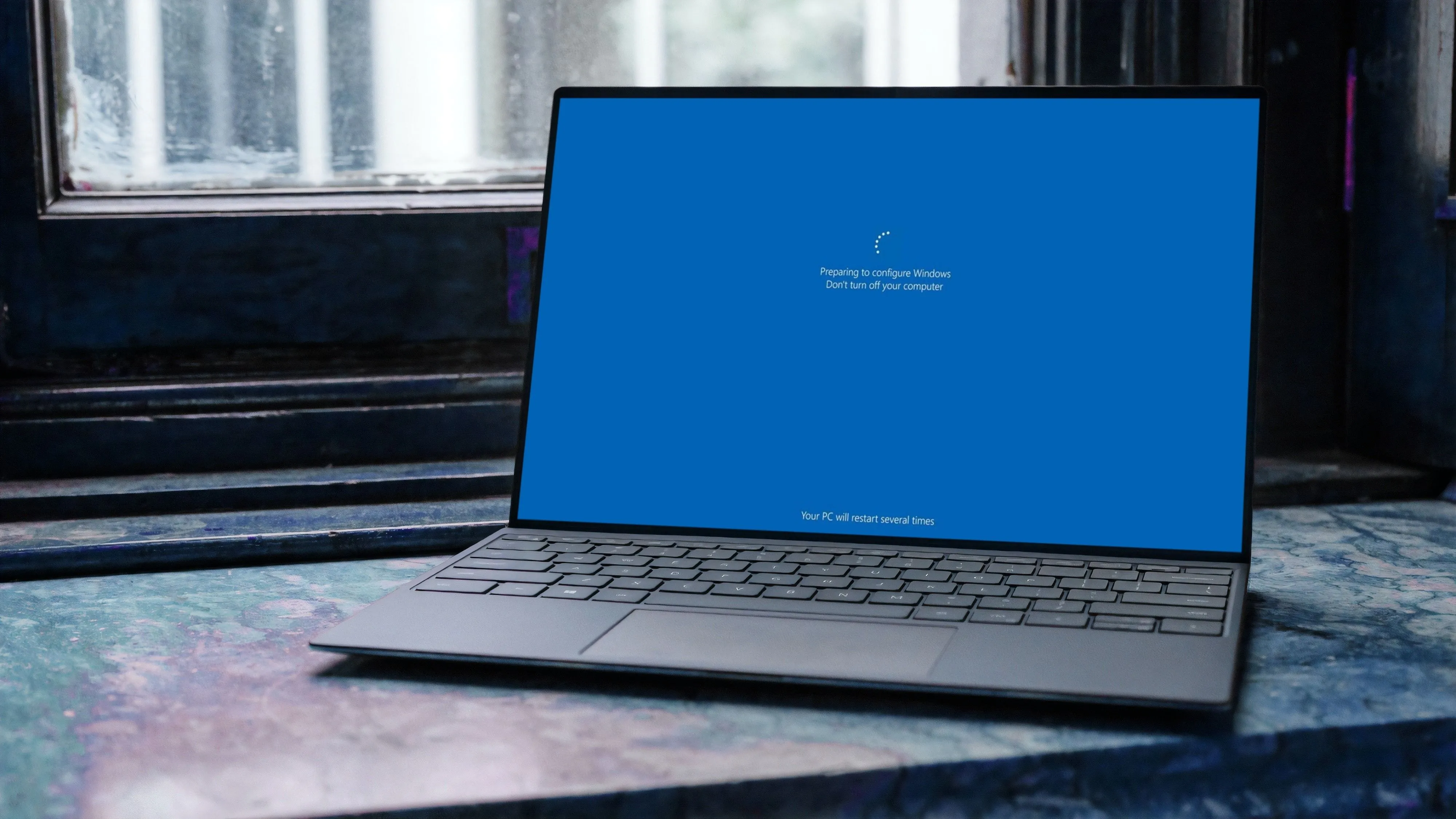 Máy tính xách tay Windows 11 đang hiển thị màn hình cài đặt các bản cập nhật hệ điều hành