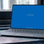 Máy tính xách tay Windows 11 đang hiển thị màn hình cập nhật hệ thống, báo hiệu lỗi tiềm ẩn sau KB5051987