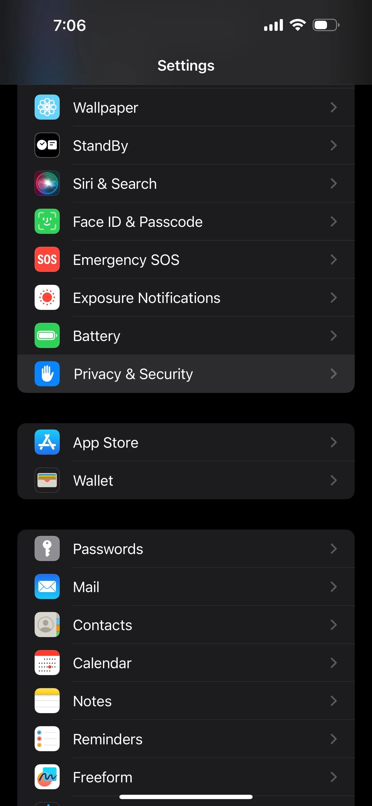 Menu cài đặt Dịch vụ định vị trên iPhone, hiển thị các ứng dụng yêu cầu quyền truy cập vị trí