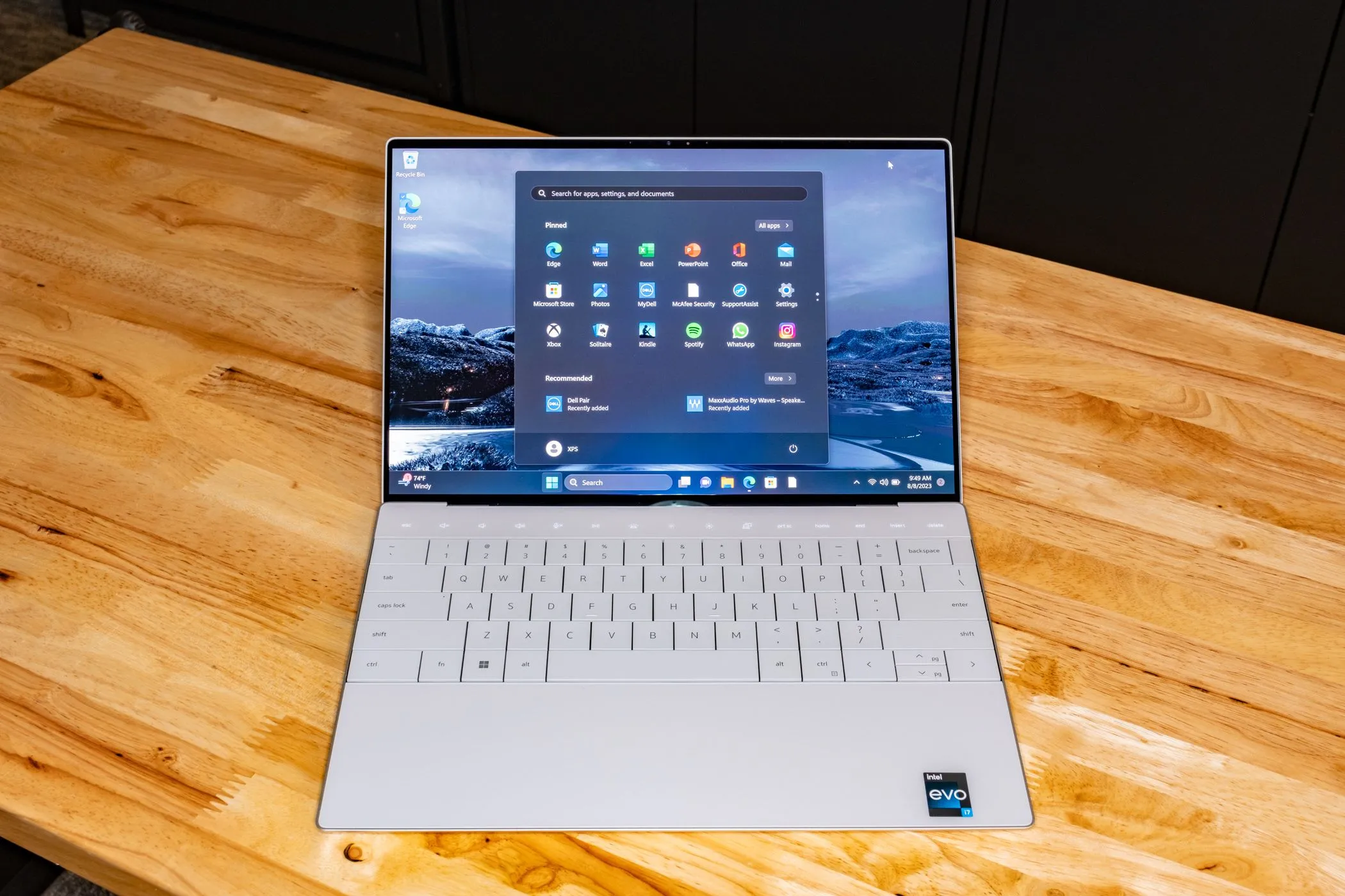 Menu Start của Windows trên laptop Dell XPS 13 Plus
