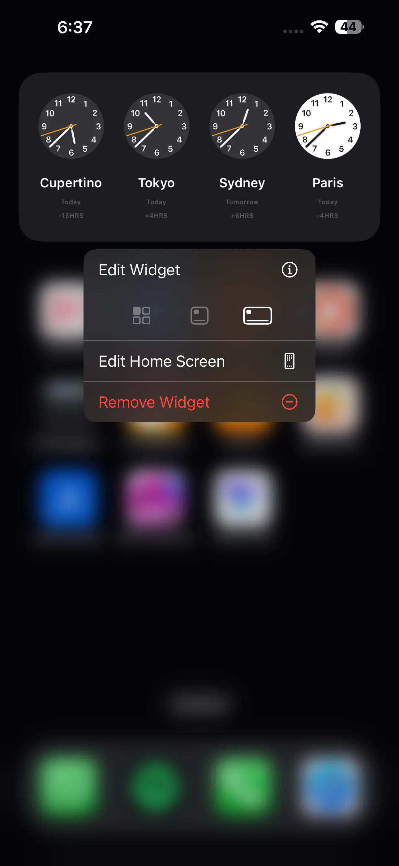 Menu tùy chọn xuất hiện khi nhấn giữ widget Đồng hồ Thế giới hình chữ nhật trên iPhone