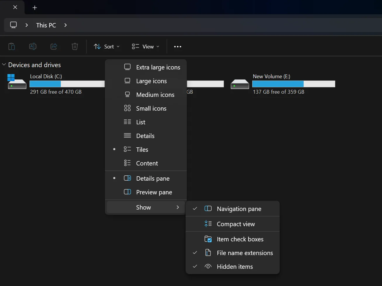 Menu View trong File Explorer với tùy chọn &quot;File name extensions&quot; được bật, giúp dễ dàng nhận biết đuôi file.
