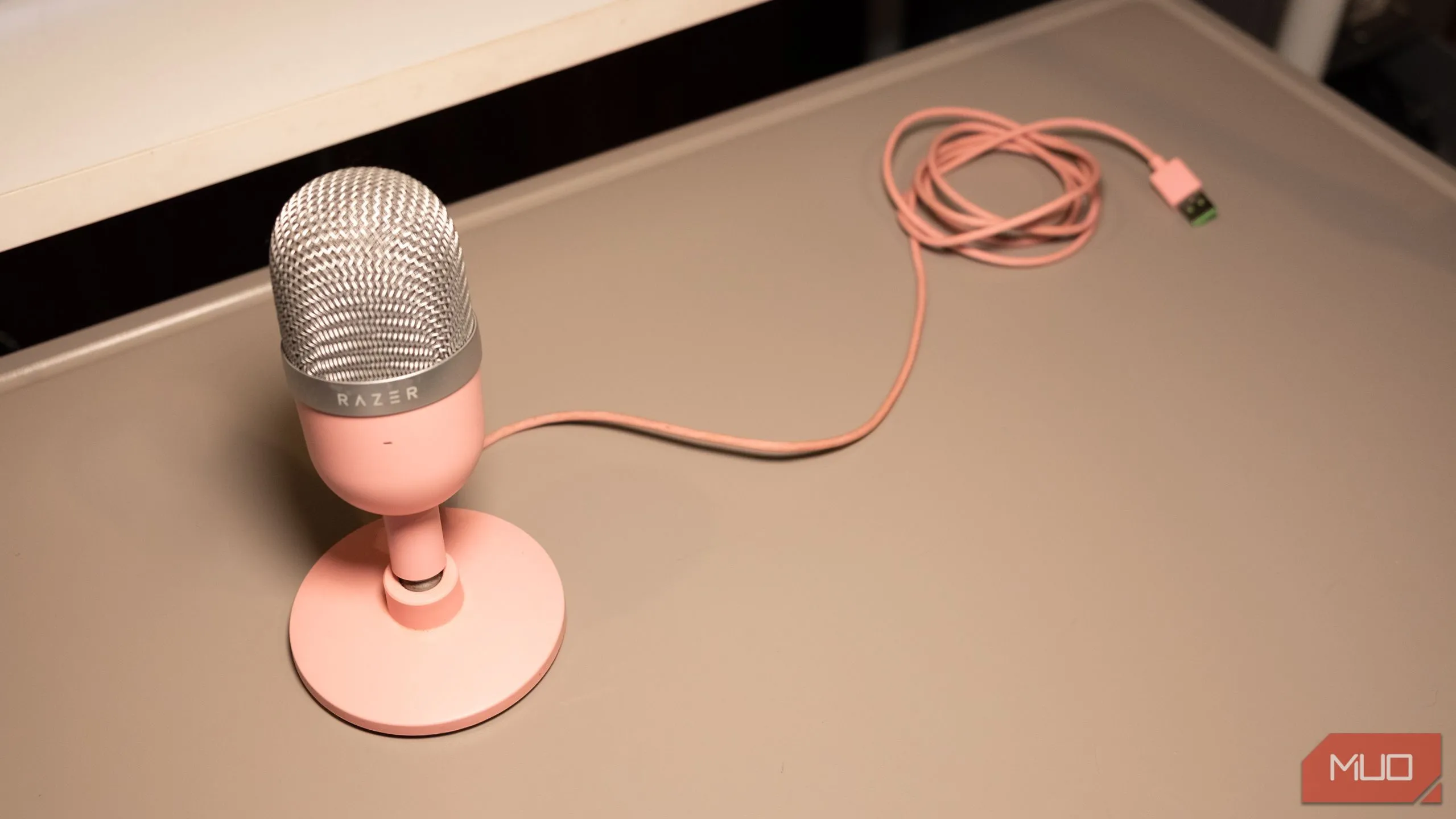 Microphone Razer Seiren Mini condenser nhỏ gọn đặt trên bàn làm việc