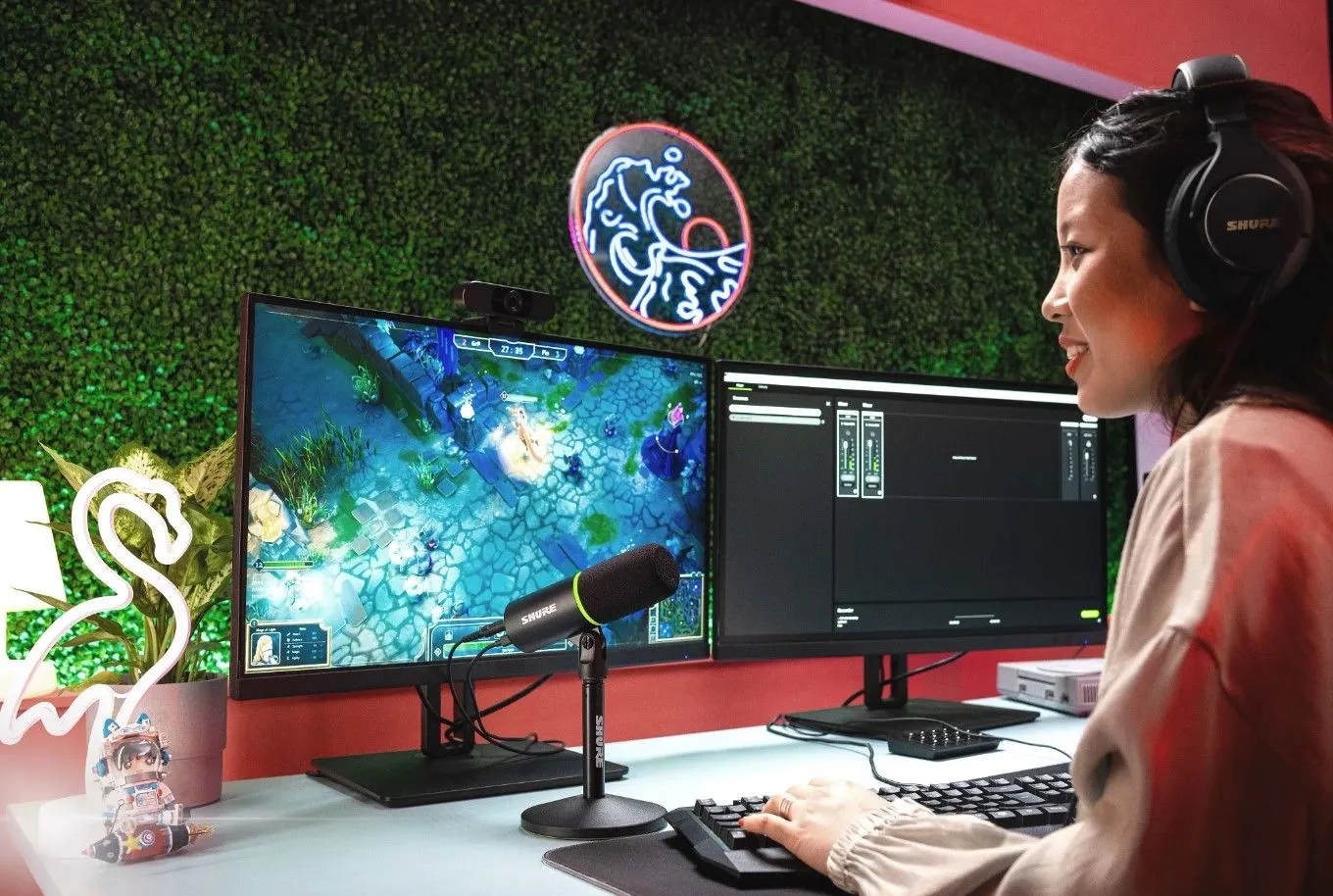 Microphone USB Dynamic Shure MV6 đặt trên bàn gaming với một game thủ đang sử dụng