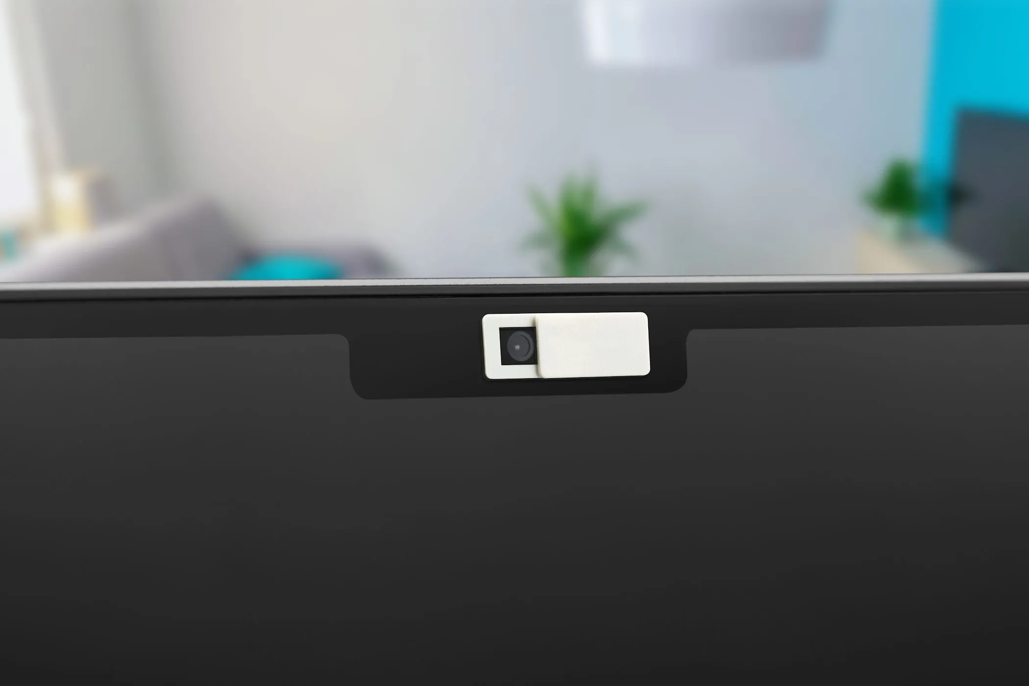 Miếng che camera đang được đặt trên webcam của MacBook Air, minh họa cách bảo vệ quyền riêng tư
