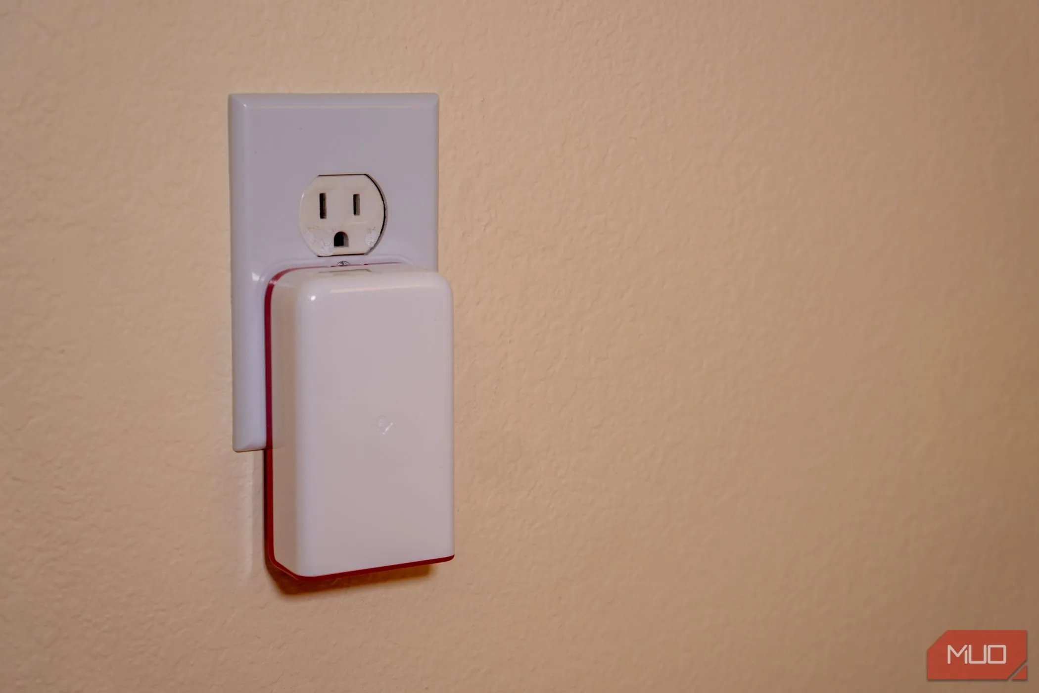 Minh họa cách cắm Powerline Adapter trực tiếp vào ổ cắm điện tường để tối ưu hiệu suất