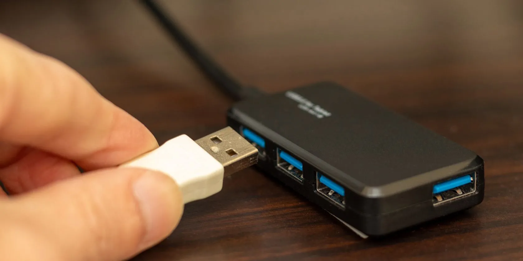 Minh họa kết nối nhiều thiết bị USB thông qua một USB hub, tượng trưng cho khả năng màn hình hoạt động như một trung tâm USB