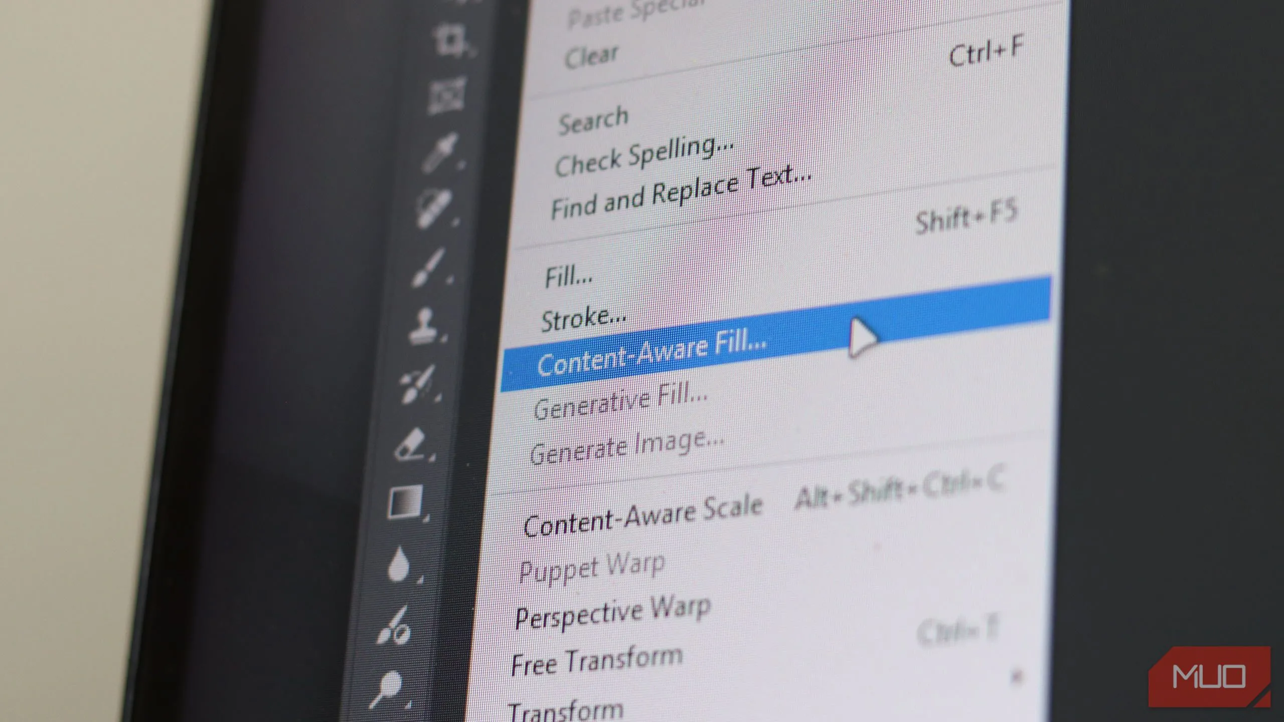 Minh họa tính năng Content-Aware Fill của Photoshop loại bỏ đối tượng khỏi hình ảnh một cách thông minh.