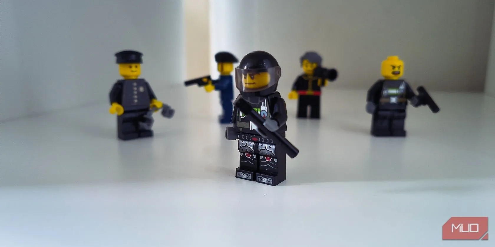 Mô hình Lego cảnh sát đột kích, tượng trưng cho hoạt động theo dõi của cơ quan pháp luật trên dark web.
