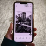 Mô phỏng giao diện Adobe Photoshop Mobile trên iPhone, thể hiện khả năng chỉnh sửa ảnh chuyên nghiệp mọi lúc mọi nơi.