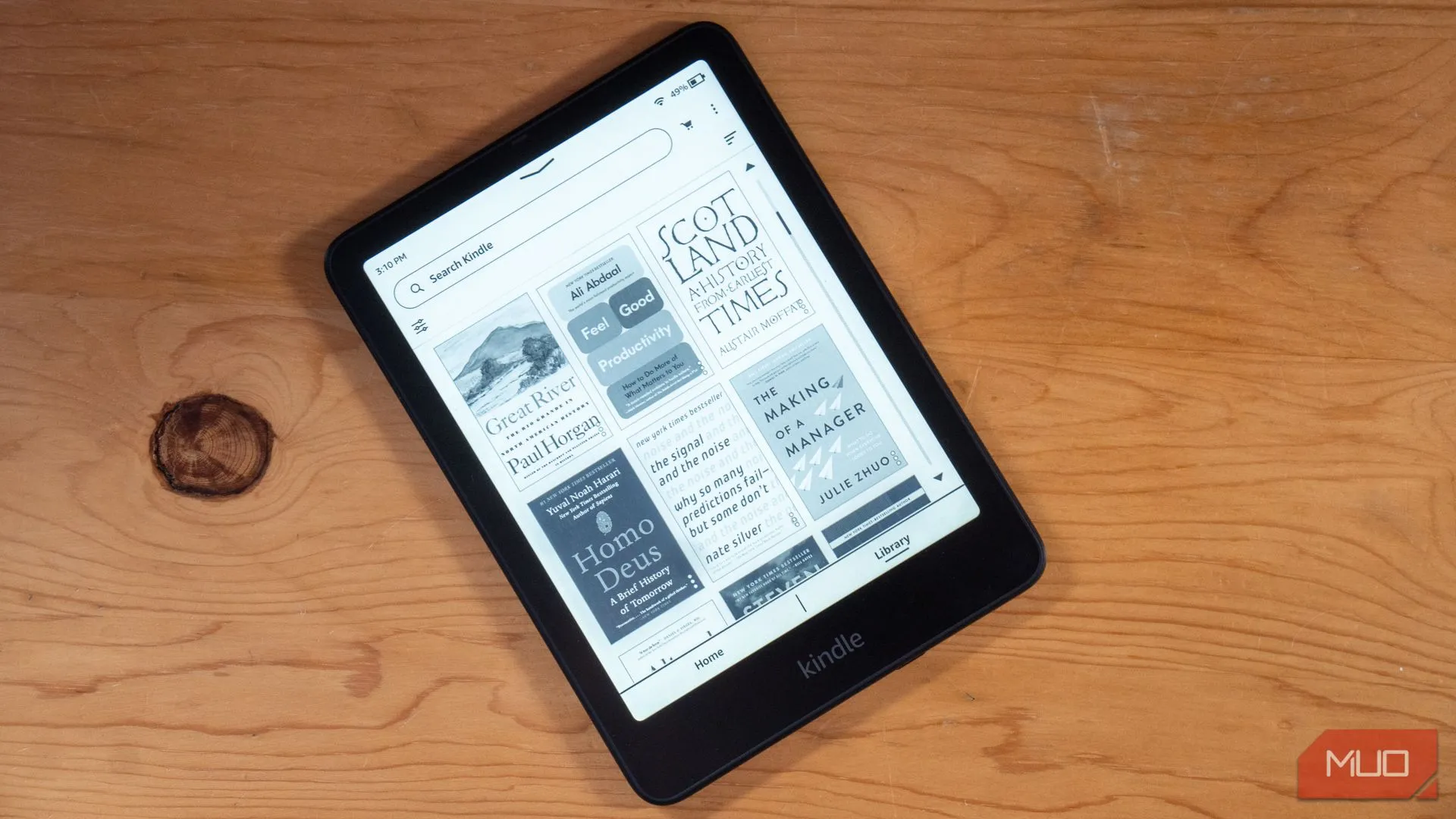 Một chiếc Amazon Kindle Paperwhite Signature Edition đặt trên bàn, đại diện cho thiết bị đọc sách chuyên dụng vẫn giữ được vị trí nhất định trong kỷ nguyên smartphone.