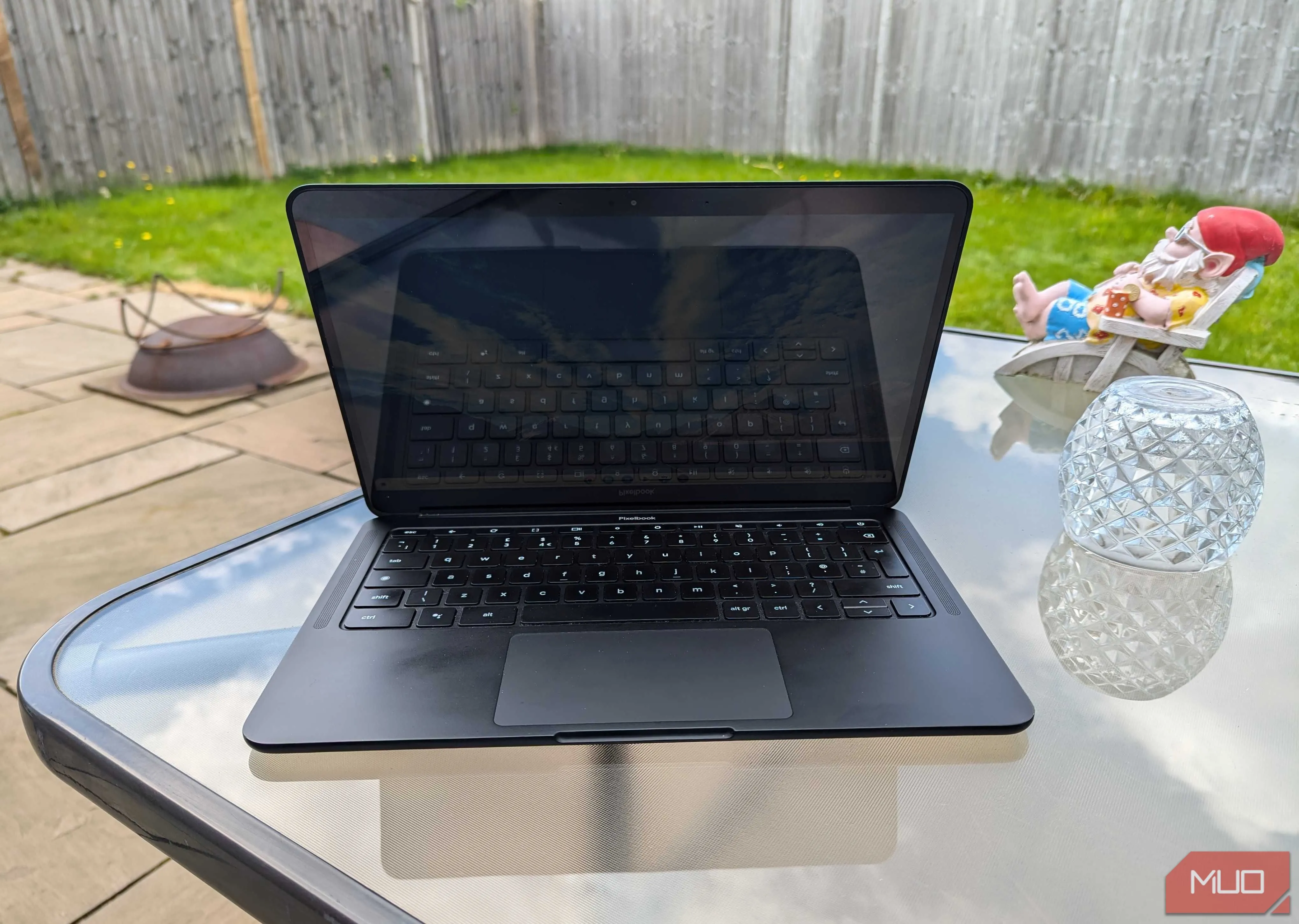 Một chiếc Chromebook đang mở trên bàn trong vườn
