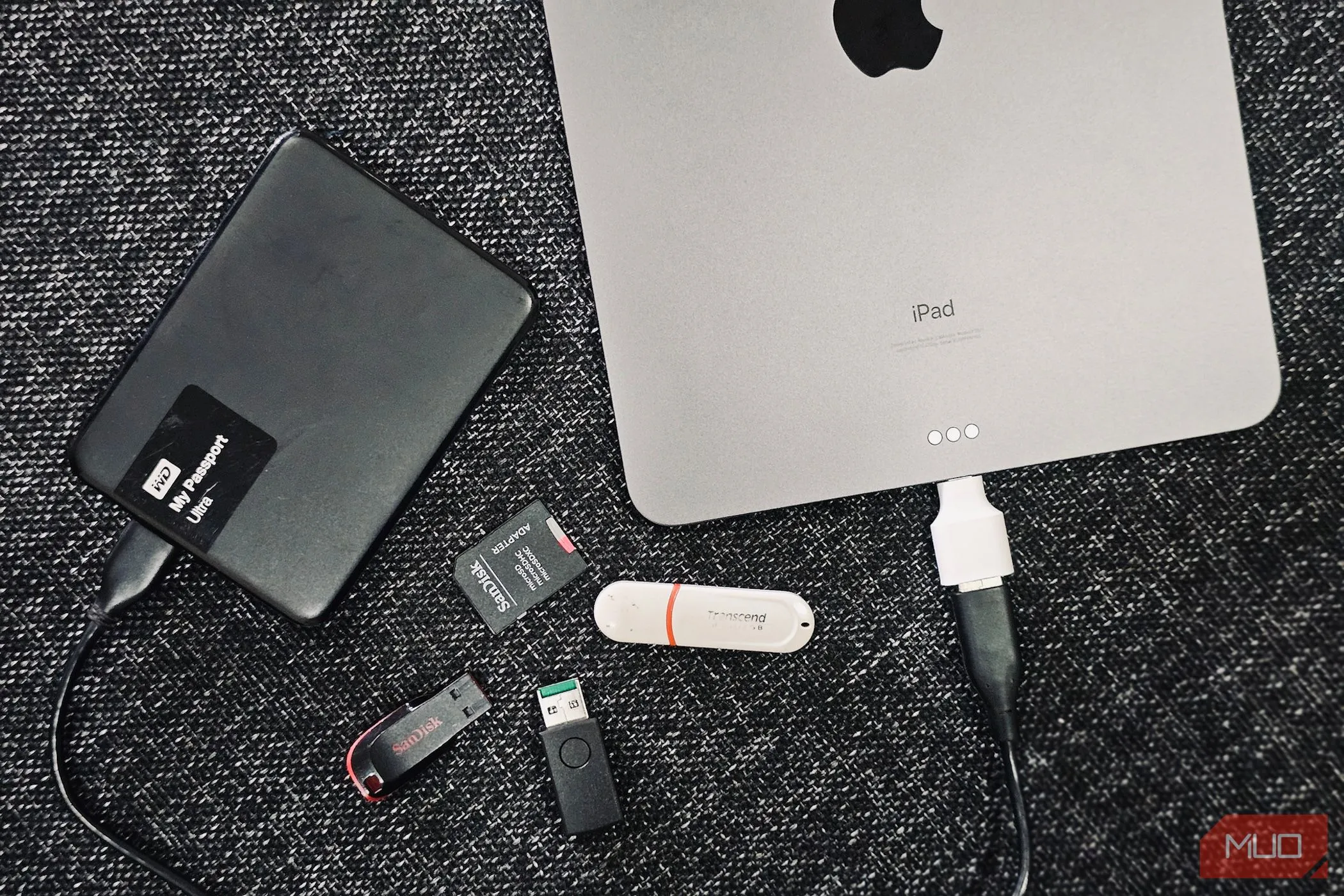 Một chiếc iPad và nhiều ổ đĩa cứng di động được kết nối