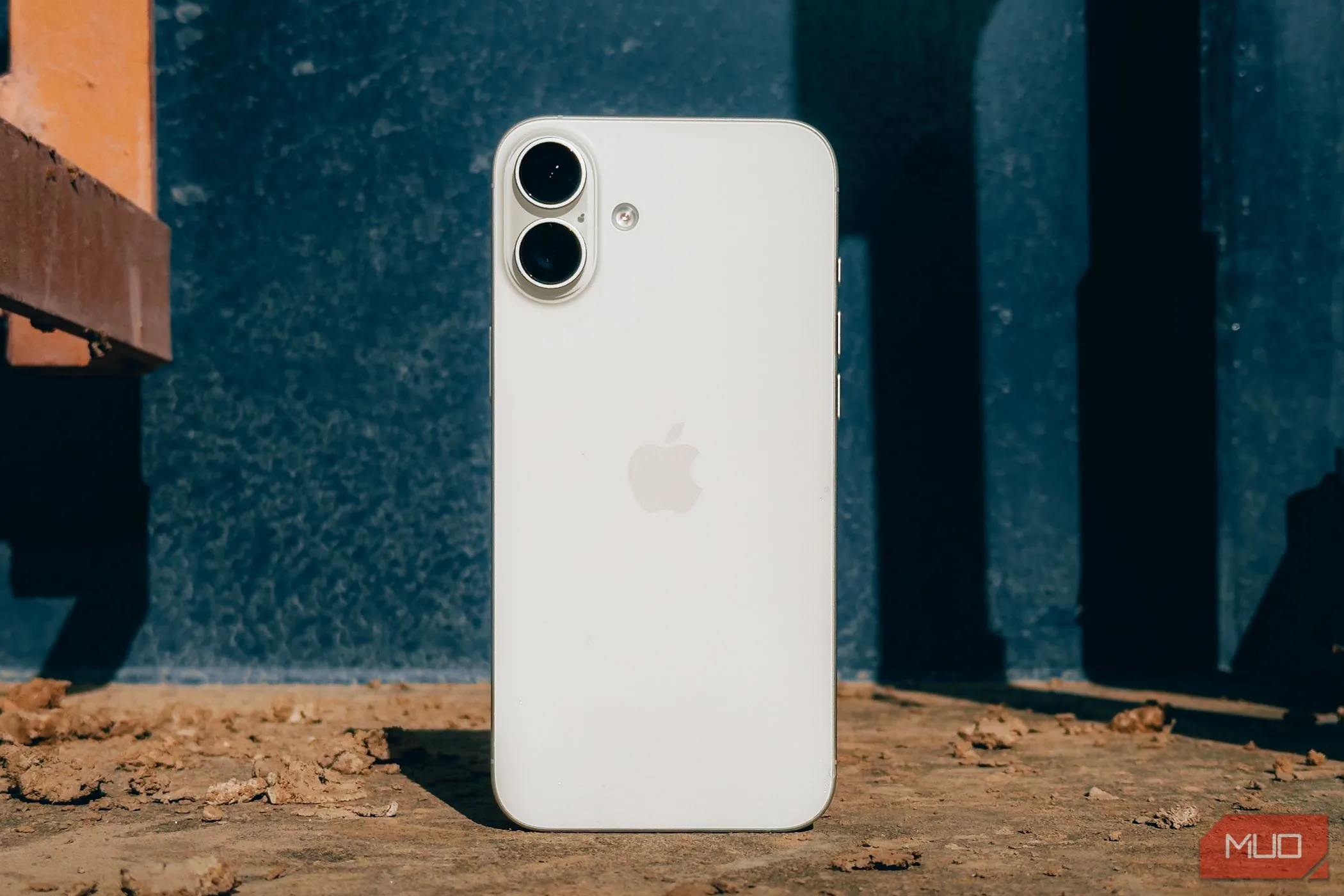 Một chiếc iPhone đời mới nằm trên vỉa hè, tượng trưng cho nguy cơ iPhone bị thất lạc hoặc kẻ gian lợi dụng.