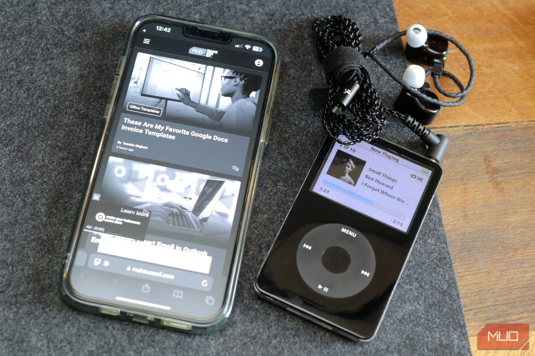 Một chiếc iPod Classic màu đen cạnh iPhone 13 đơn sắc trên bàn, tượng trưng cho việc biến iPhone cũ thành máy nghe nhạc iPod