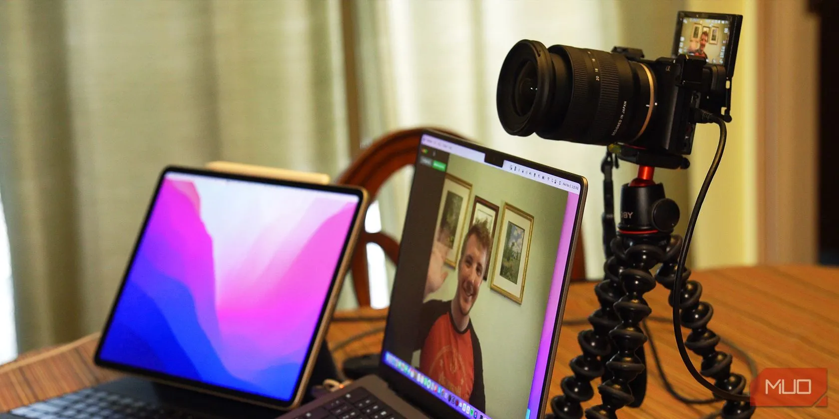Một chiếc máy ảnh DSLR được kết nối và sử dụng như webcam trên MacBook Pro, cho phép tùy chỉnh chất lượng hình ảnh chuyên sâu.
