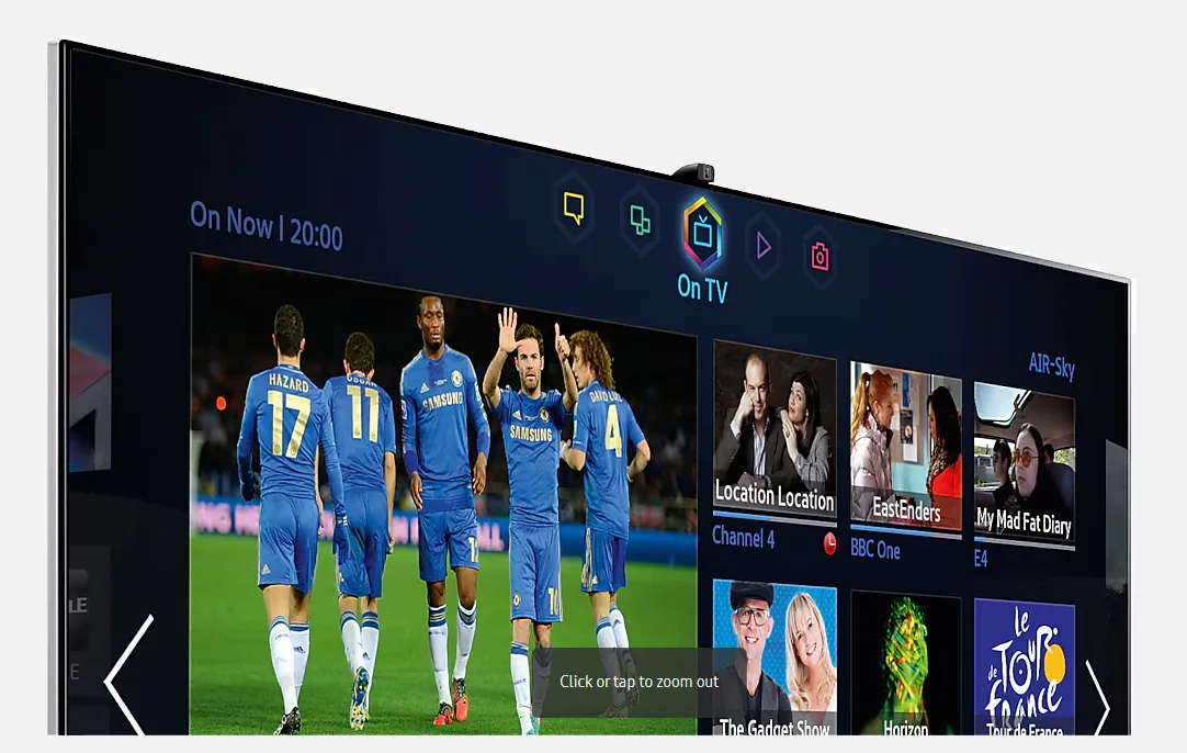 Một chiếc Smart TV Samsung với camera tích hợp trên viền trên màn hình