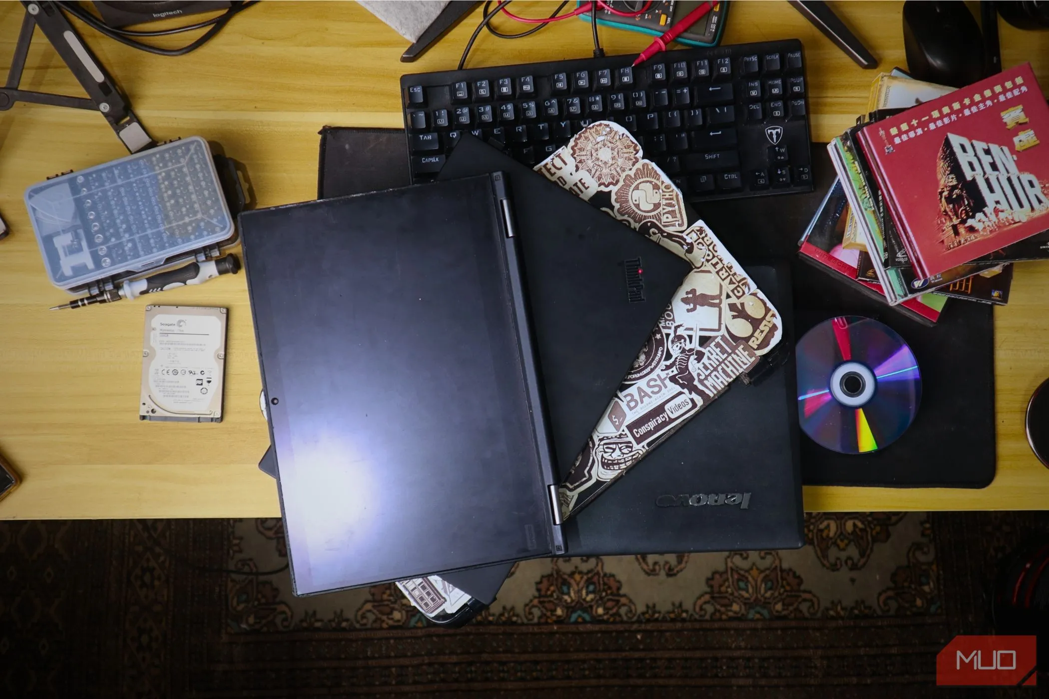Một chồng laptop cũ xếp chồng lên nhau
