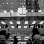Một cửa hàng Apple với kiến trúc đặc trưng, biểu trưng cho thương hiệu công nghệ toàn cầu.