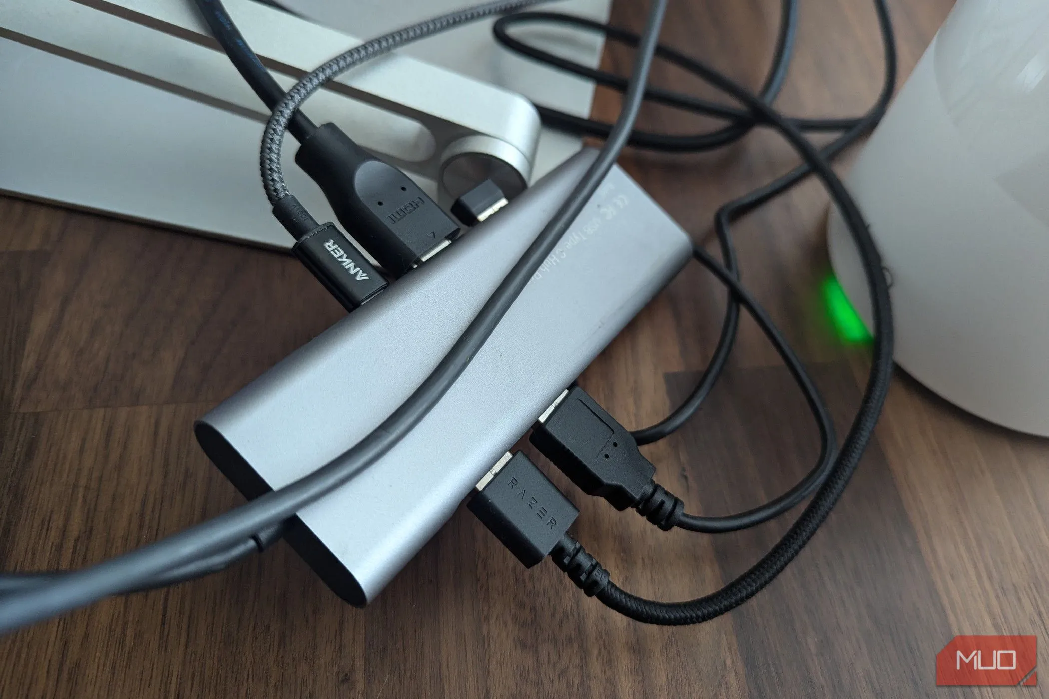 Một dock USB-C đứng với nhiều cáp kết nối được sắp xếp gọn gàng phía sau, cho thấy không gian làm việc sạch sẽ