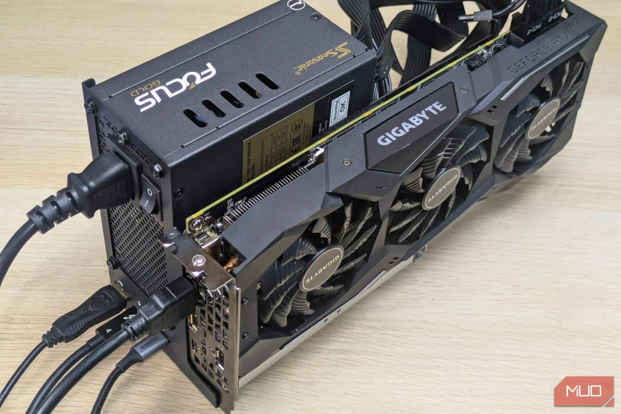 Một hệ thống eGPU hoàn chỉnh với card đồ họa, bộ nguồn và các thiết bị ngoại vi như bàn phím, chuột được kết nối qua dock, tạo thành một trạm làm việc gọn gàng.