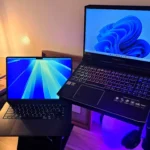 Một laptop chạy Windows 11 và một laptop chạy macOS