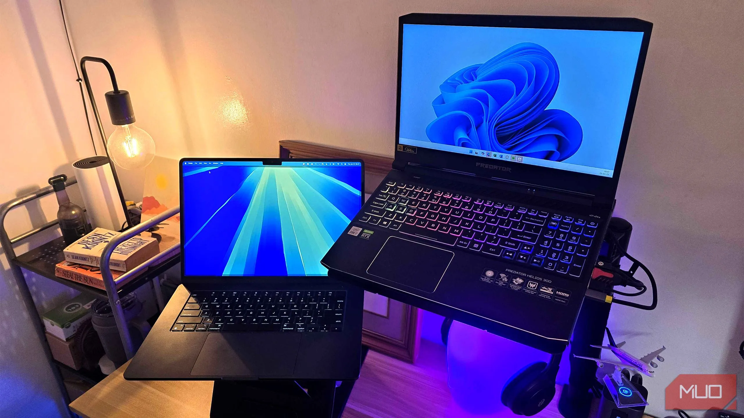 Một laptop chạy Windows 11 và một laptop chạy macOS