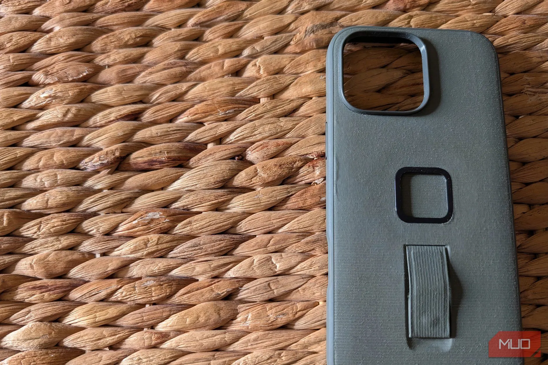 Một mẫu ốp lưng iPhone chuyên dụng với thiết kế đặc biệt, đặt trên bề mặt gồ ghề, thể hiện khả năng đáp ứng nhu cầu sử dụng riêng biệt
