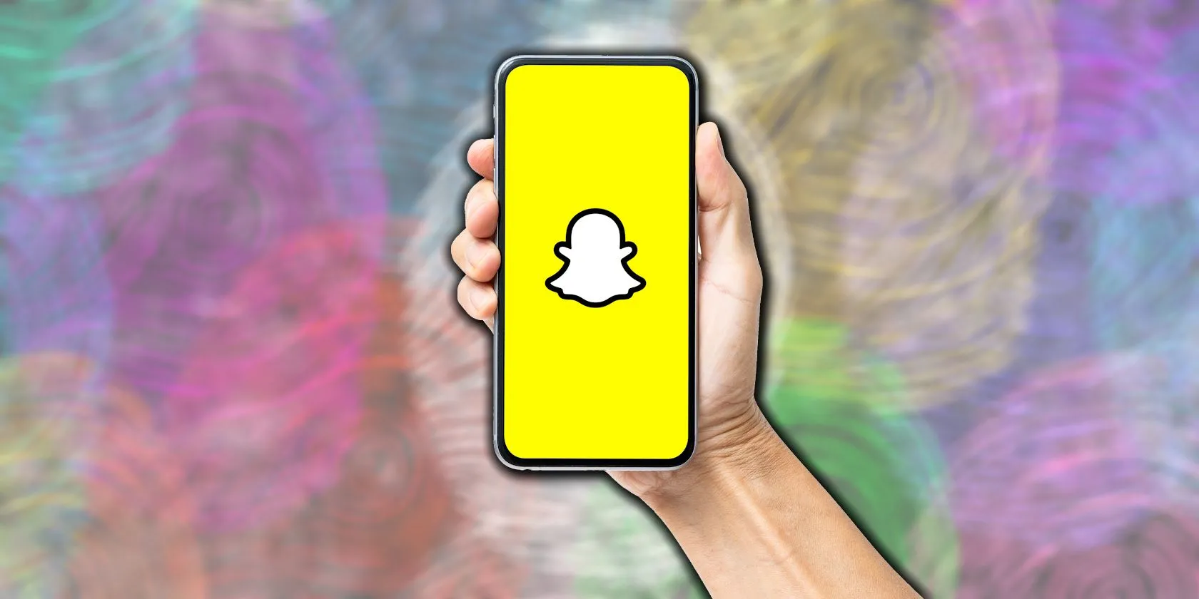 Một người cầm điện thoại hiển thị ứng dụng Snapchat, minh họa cho các vấn đề riêng tư của ứng dụng mạng xã hội này.
