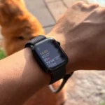Một người đàn ông đeo Apple Watch trên cổ tay, màn hình hiển thị các chỉ số luyện tập thể dục thể thao, minh họa cho khả năng theo dõi sức khỏe của đồng hồ thông minh.