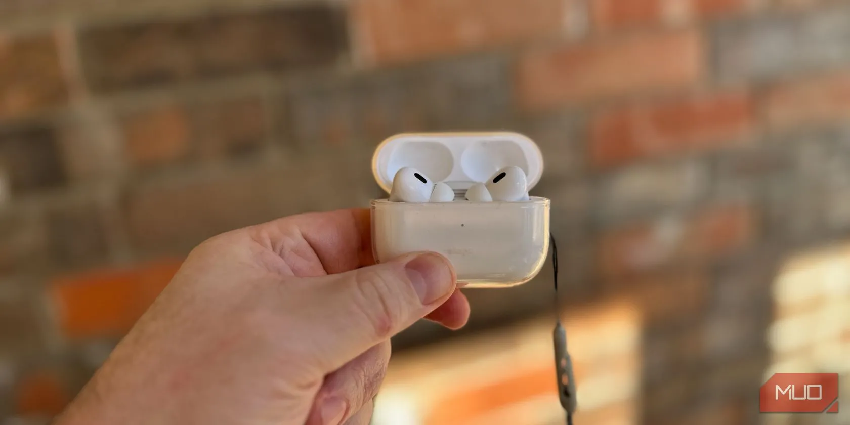 Một người đang cầm hộp sạc AirPods Pro 2, minh họa tính di động và giá trị của sản phẩm
