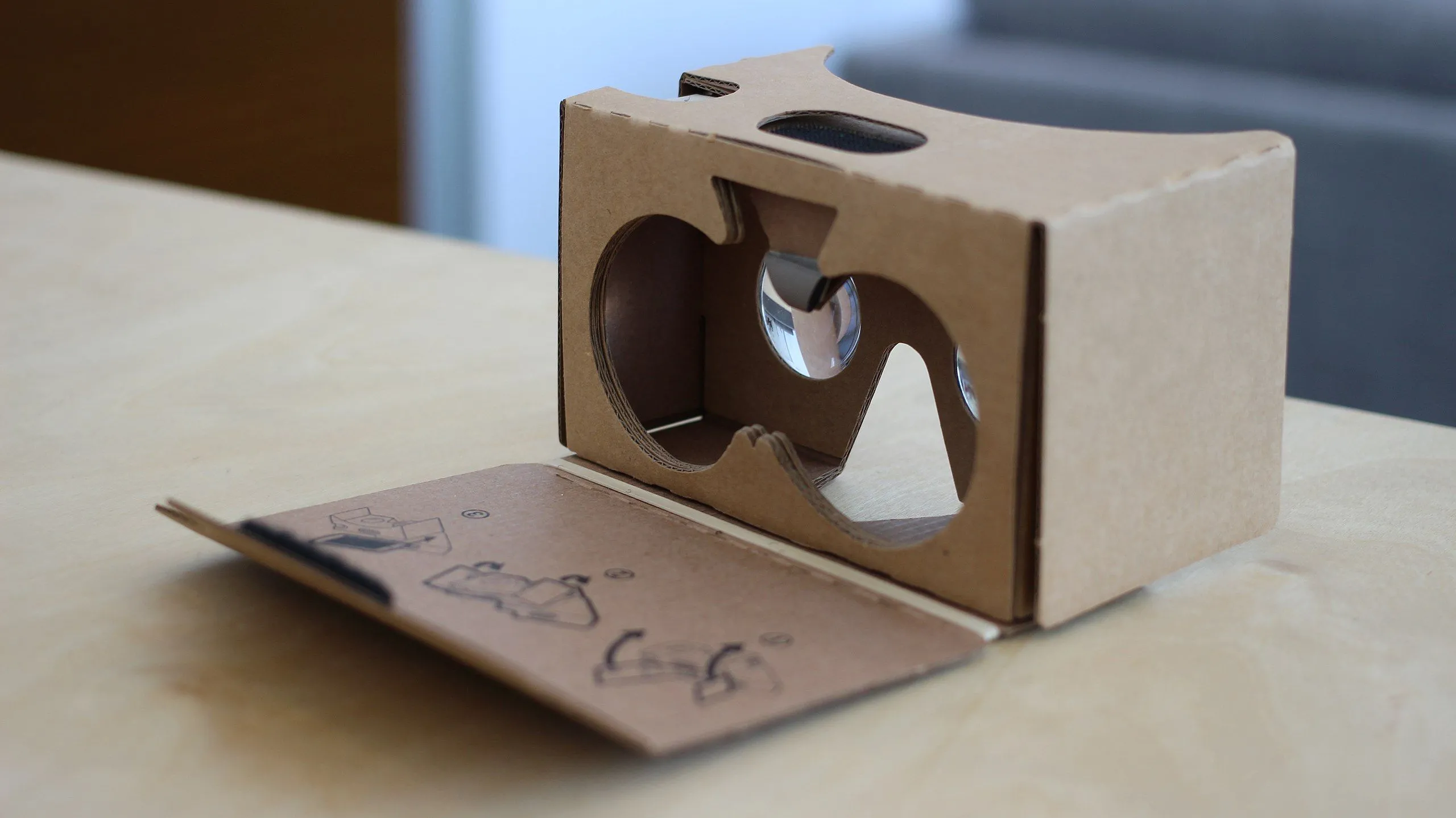 Một người đang cầm kính thực tế ảo Google Cardboard có gắn iPhone, minh họa cách biến iPhone cũ thành thiết bị VR giá rẻ