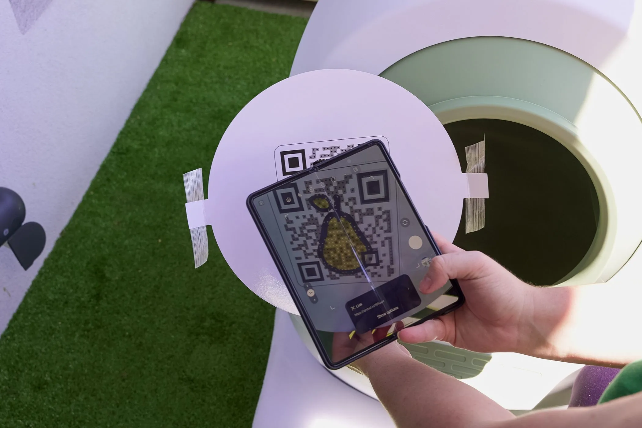 Một người đang quét mã QR trên điện thoại, nhấn mạnh việc cần phân tích ngữ cảnh để nhận biết mã QR lừa đảo