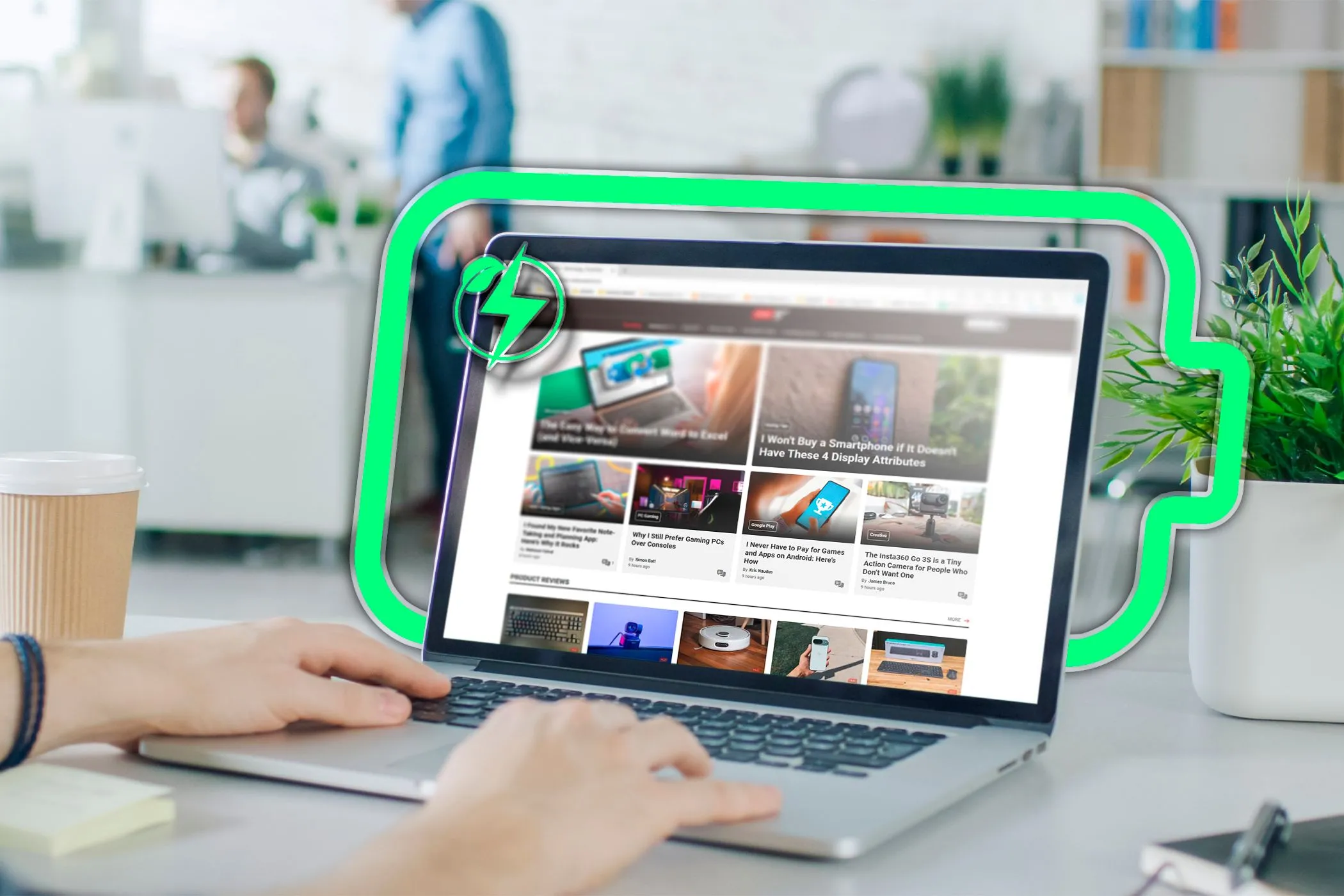 Một người đang sử dụng Microsoft Edge trên máy tính xách tay, cạnh đó là biểu tượng tiết kiệm pin, nhấn mạnh khả năng tối ưu hóa năng lượng của trình duyệt Edge.