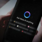 Một người dùng đang cầm điện thoại thông minh với giao diện chatbot AI của Meta mở trên WhatsApp, thể hiện sự tương tác với AI.