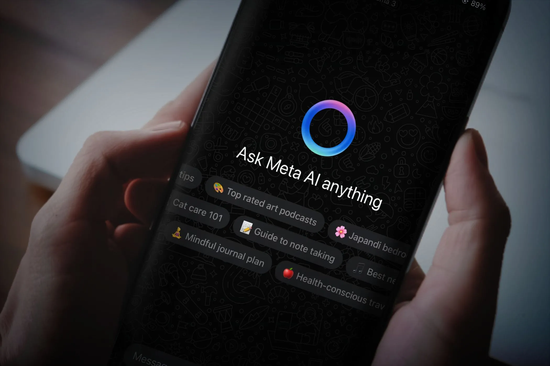 Một người dùng đang cầm điện thoại thông minh với giao diện chatbot AI của Meta mở trên WhatsApp, thể hiện sự tương tác với AI.