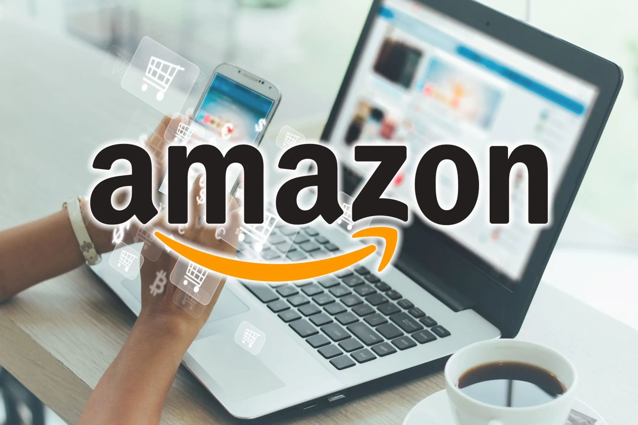 Một người phụ nữ đang mua sắm trực tuyến trên máy tính xách tay với logo Amazon, thể hiện cách Amazon và Prime Video thu thập dữ liệu cá nhân từ lịch sử mua sắm và thói quen xem.