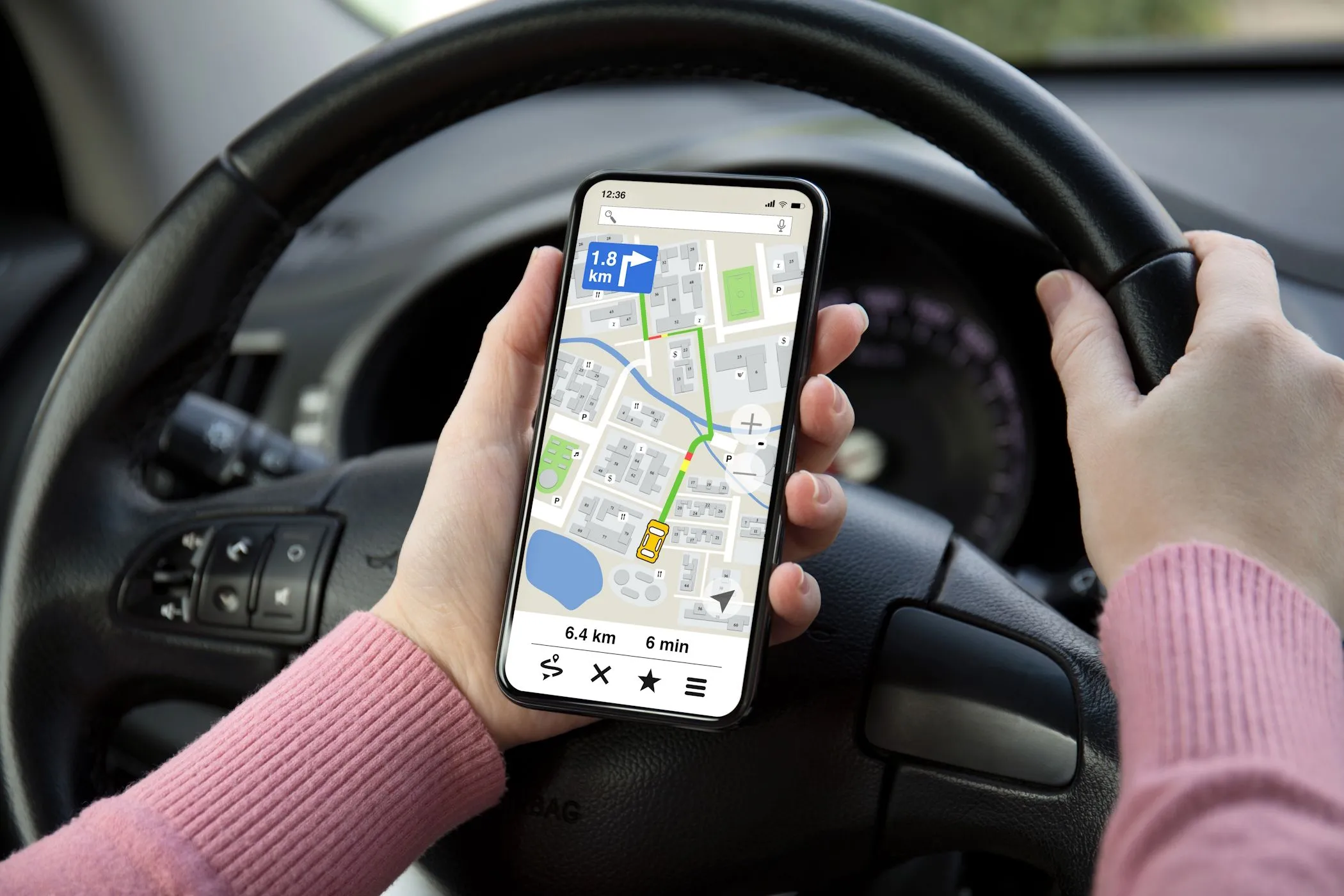 Một người phụ nữ đang sử dụng ứng dụng bản đồ trên điện thoại Android để định vị khi lái xe