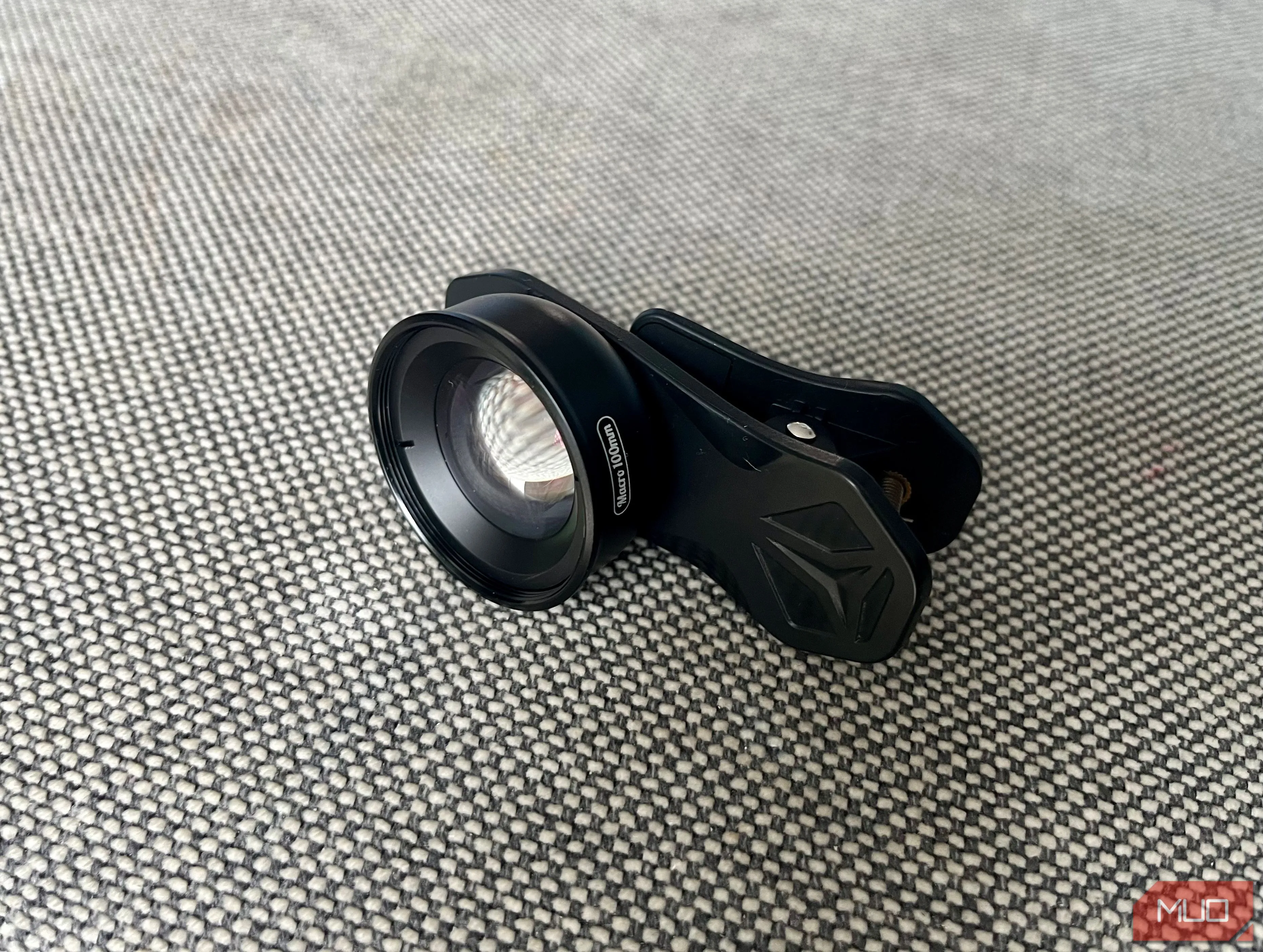 Một ống kính macro kẹp ngoài được gắn vào điện thoại thông minh, giúp chụp cận cảnh món ăn với độ chi tiết cao.